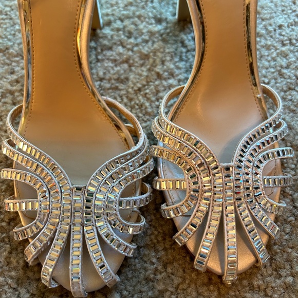 Badgley Mischka Jewel Collection Gold Heels With Rhinestone Closed Toe Size 9 - Picture 4 of 6